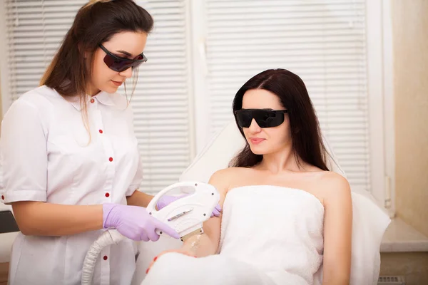 Erwachsene Frau mit Laser-Haarentfernung in professionellem Schönheitssalon — Stockfoto