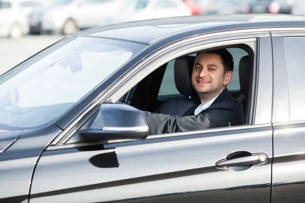 若い幸せな男は新しい近代的な車を買った. — ストック写真