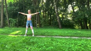 Sağlıklı bir yaşam tarzı. Fitness kadın şehir ortamında egzersiz yapıyor