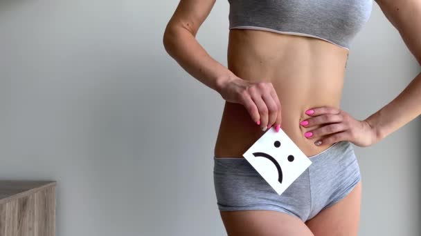Женское здоровье. Грустная улыбка на теле женщины рядом с желудком — стоковое видео
