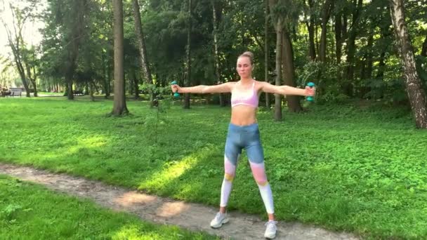 Estilo de vida saudável. Mulher fitness fazendo exercício no ambiente da cidade — Vídeo de Stock