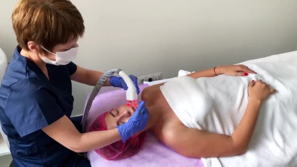 Kvinna får LPG hårdvara massage på skönhets kliniken. Professionell kosmetolog arbetar. — Stockvideo