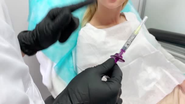 Augmentation des lèvres dans la clinique de cosmétologie. Belle femme se faisant injection de beauté pour les lèvres — Video