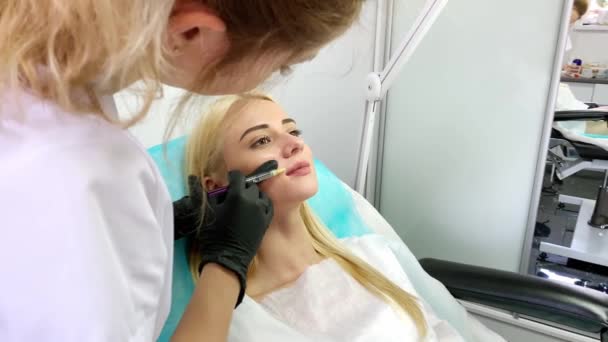 Aumento dos lábios na Clínica de Cosmetologia. Mulher bonita recebendo injeção de beleza para lábios — Vídeo de Stock