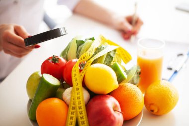 Sebzeler ve mezura beyaz masada..