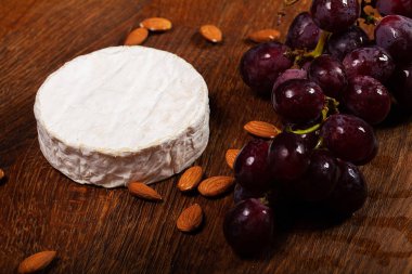 Ahşap arka planda peynirli krem peyniri