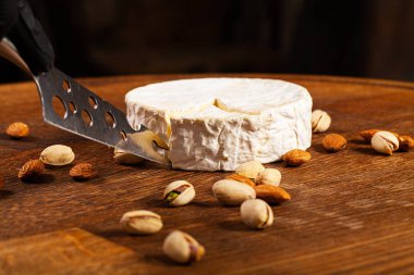 Ahşap arka planda peynirli krem peyniri