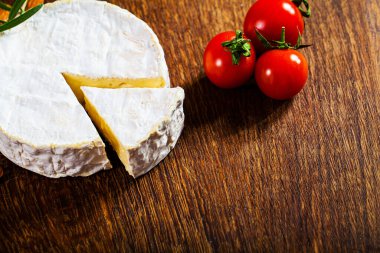 Ahşap arka planda peynirli krem peyniri