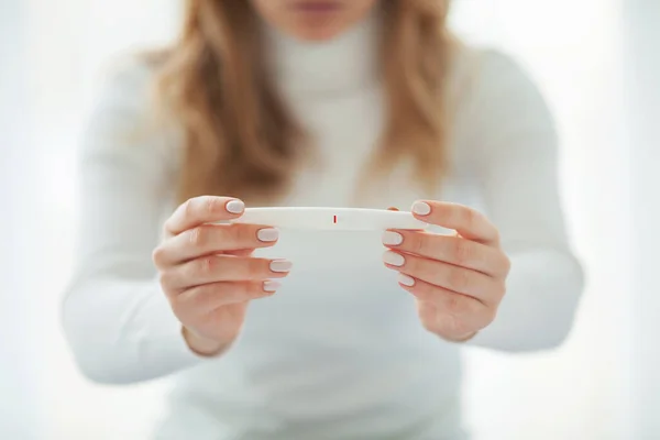 Kvinnan känner sig frustrerad över negativa graviditetstest — Stockfoto