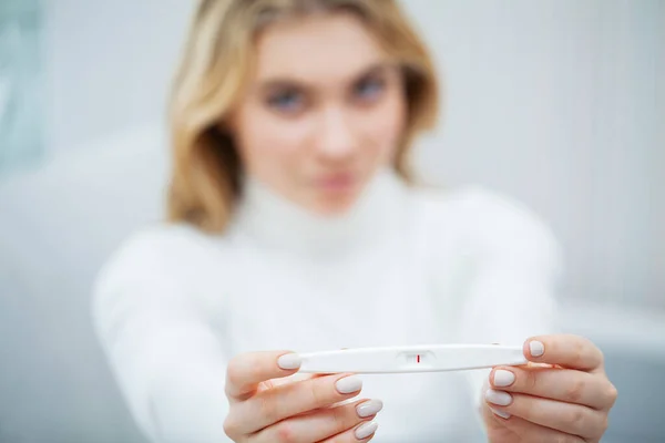 La mujer se siente frustrada por la prueba negativa del embarazo — Foto de Stock