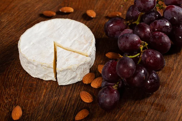 Queijo camembert ou brie sobre fundo de madeira — Fotografia de Stock