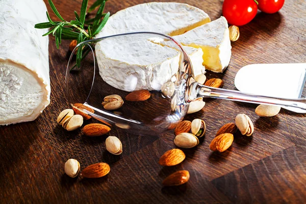 Queijo camembert ou brie sobre fundo de madeira — Fotografia de Stock