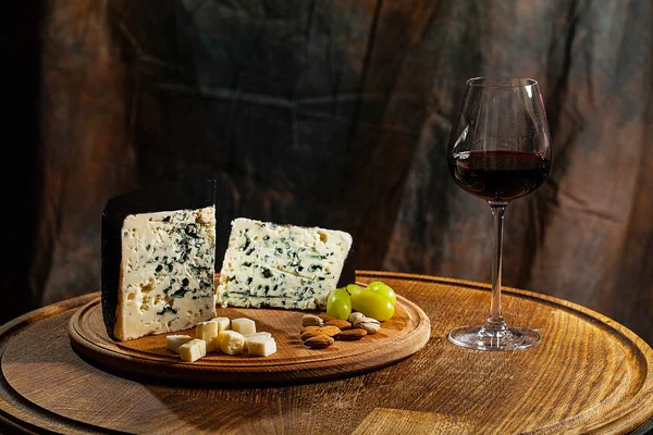 Gorgonzola piccante Ιταλικό μπλε τυρί, από μη αποκορυφωμένο αγελαδινό γάλα — Φωτογραφία Αρχείου