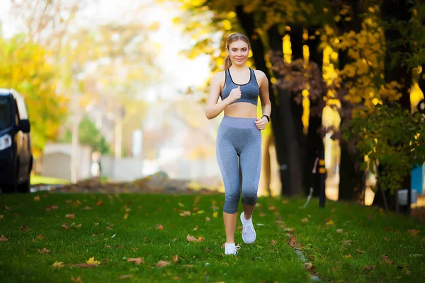 Woman Listening Music On Phone While Exercising Outdoors — Stock Photo, Image