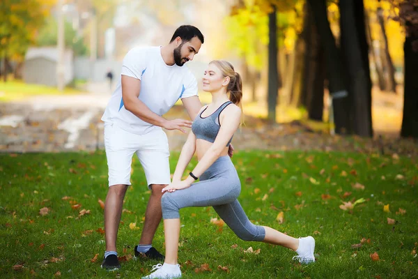 Woman training with personal trainer at park — Stock Photo, Image