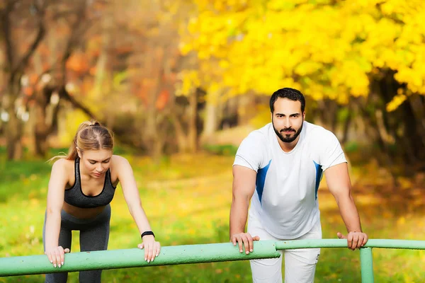 Formation de femme avec entraîneur personnel au parc — Photo