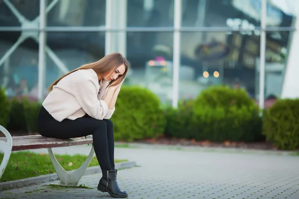 Donna stressata dal lavoro seduta all'aperto — Foto Stock