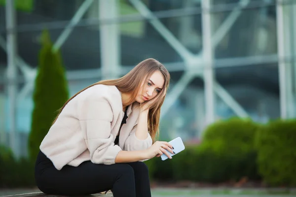 Kvinna stressad från jobbet medan du sitter utomhus — Stockfoto