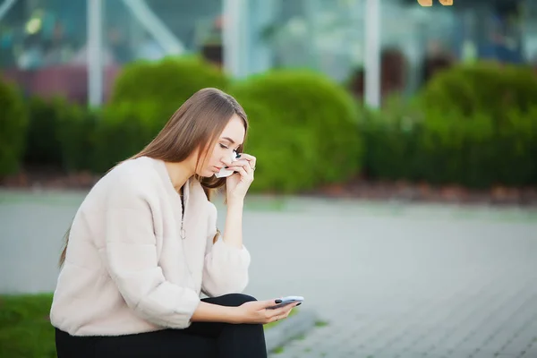 Kvinna stressad från jobbet medan du sitter utomhus — Stockfoto