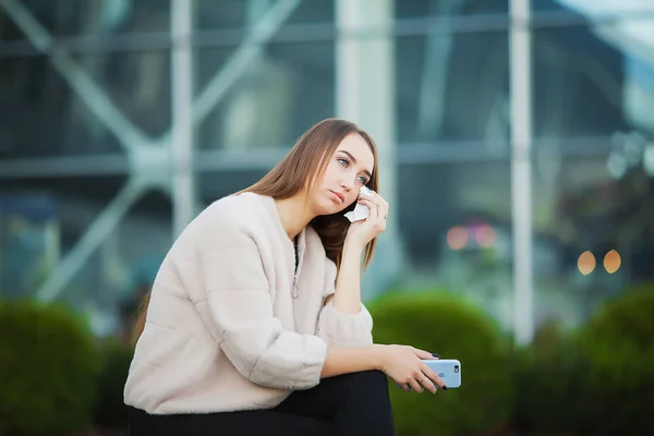 Mujer estresada del trabajo mientras está sentada al aire libre — Foto de Stock