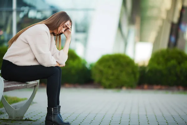 Donna stressata dal lavoro seduta all'aperto — Foto Stock