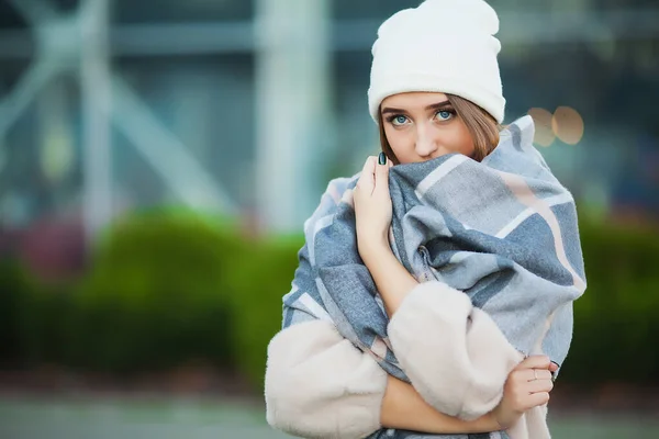 Kobieta z grypą na zewnątrz ubrana w czapkę — Zdjęcie stockowe
