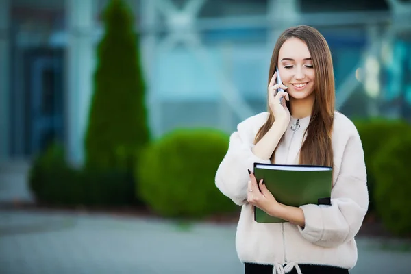 Affärskvinna med dokument nära businesscenter — Stockfoto