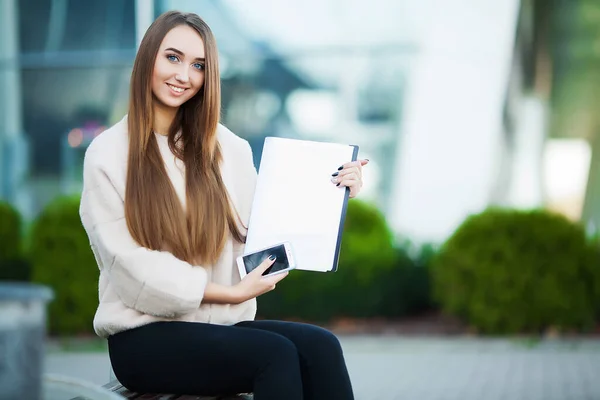 Zakelijke vrouw met document in de buurt van business center — Stockfoto