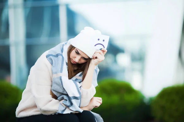 Vrouw gestrest van het werk terwijl ze buiten zit — Stockfoto