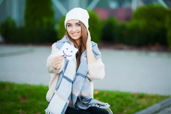 Mulher bonita segurando cartões com sorriso engraçado — Fotografia de Stock