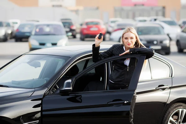 Jovem mulher feliz comprou novo carro moderno . — Fotografia de Stock