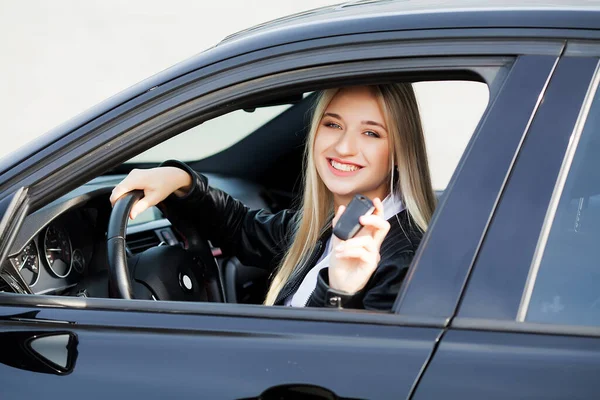 Młoda szczęśliwa kobieta kupiła nowy nowoczesny samochód. — Zdjęcie stockowe