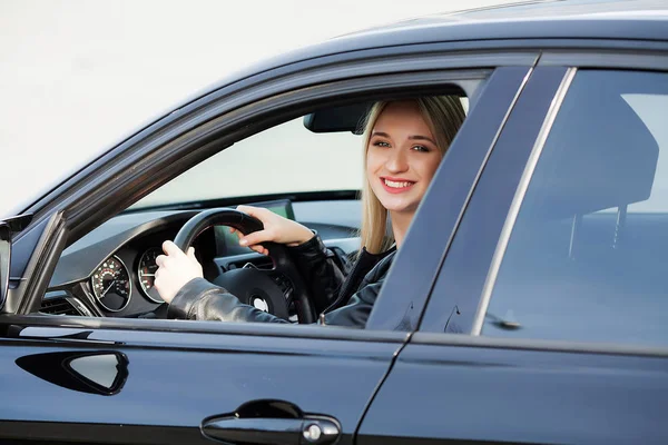 Jovem mulher feliz comprou novo carro moderno . — Fotografia de Stock