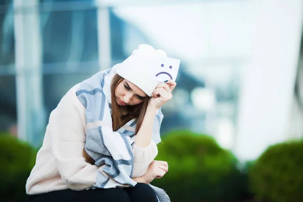 Femme stressée du travail assise à l'extérieur Images De Stock Libres De Droits