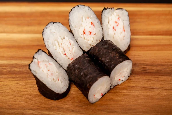 Japońskie Sushi Maki rolkach na ciemnym tle. — Zdjęcie stockowe
