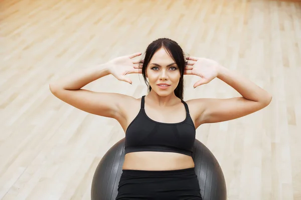 Fitness vrouw. jong aantrekkelijk vrouw doet oefeningen met behulp van bal — Stockfoto