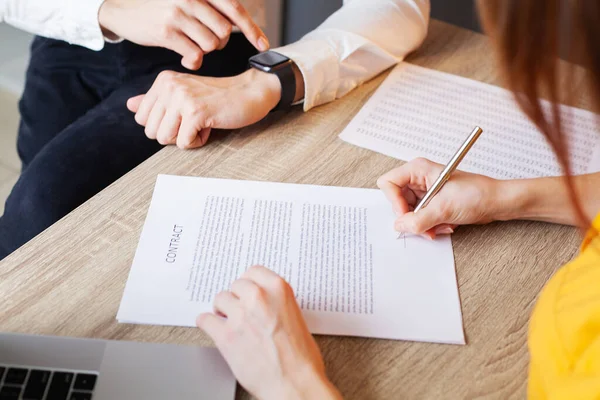 Una donna firma un contratto a una scrivania in un ufficio aziendale — Foto Stock