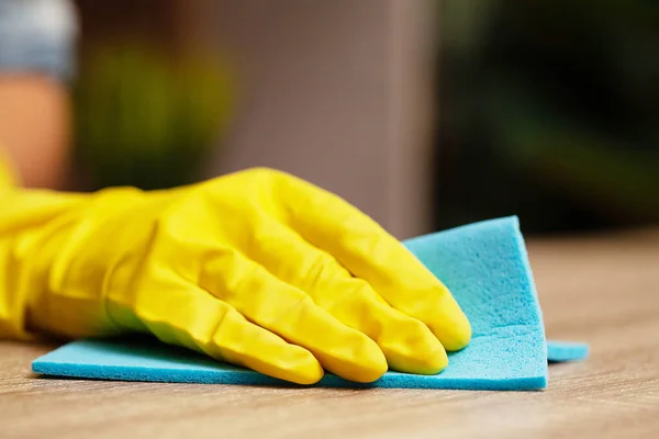 Temizlik şirketi çalışanının elini tutan süngeri kapatın. — Stok fotoğraf