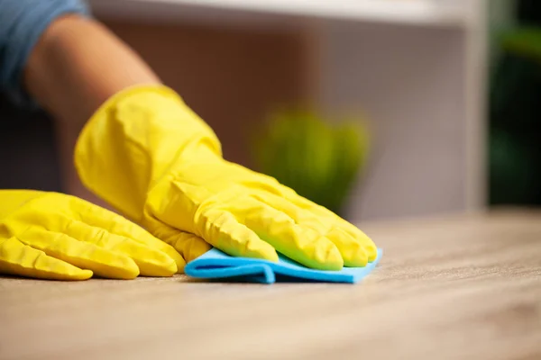 Close up schoonmaakbedrijf werknemer hand holding spons — Stockfoto