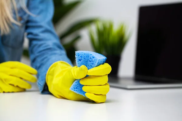 Close up schoonmaakbedrijf werknemer hand holding spons — Stockfoto