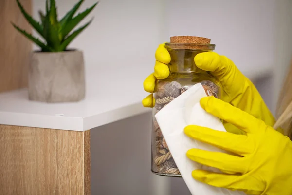 Sluiting van het met de hand vegen van stof in het kantoor van de werknemer — Stockfoto