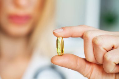 Kadın doktorun elinde hapla yakınlaş.