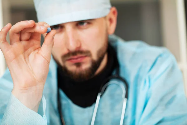 Close-up de médico masculino segurando pílula para a saúde dos homens — Fotografia de Stock