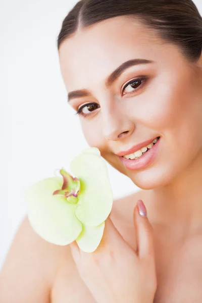 Schönes Frauengesicht mit gesunder Haut und grüner Pflanze — Stockfoto