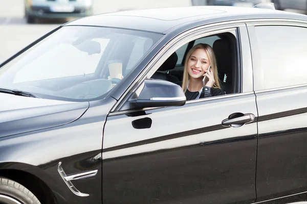 새 차에서 아름 다운 젊은 여자의 초상화 — 스톡 사진