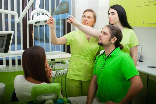 Mulher bonita visitando seu dentista na clínica — Fotografia de Stock