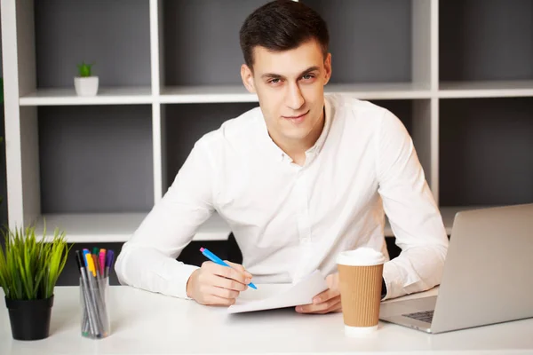 Zakenman zit achter bureau werkend op laptop computer — Stockfoto