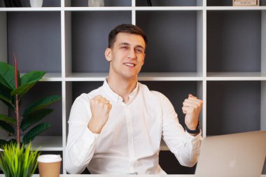 çalışma ofisinde bir dizüstü bilgisayar ile rahat iş adamı