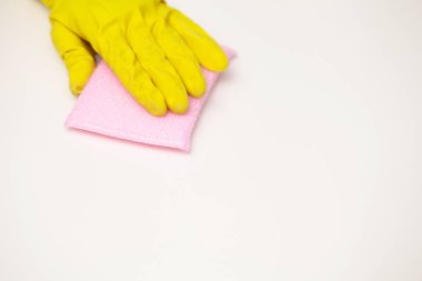 Temizlik şirketi çalışanının elini tutan süngeri kapatın.