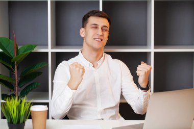 çalışma ofisinde bir dizüstü bilgisayar ile rahat iş adamı